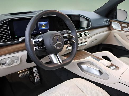 Used 2026 Mercedes-Benz GLS 580 4MATIC image 2