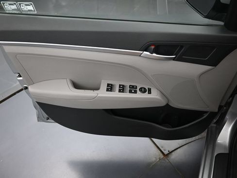 Used 2020 Hyundai Elantra SE FWD image 21