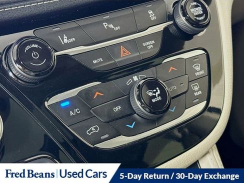 Used 2023 Chrysler Pacifica Limited FWD image 17