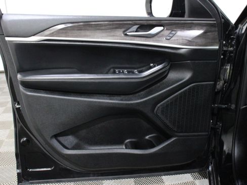 Used 2023 Jeep Grand Cherokee Limited w/ Black Appearance Package AWD/4WD image 6