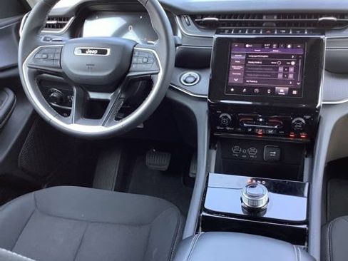 Certified 2023 Jeep Grand Cherokee Laredo AWD/4WD image 11