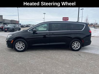 Used 2025 Chrysler Pacifica Select