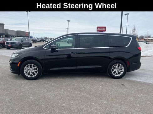 Used 2025 Chrysler Pacifica Select image 2