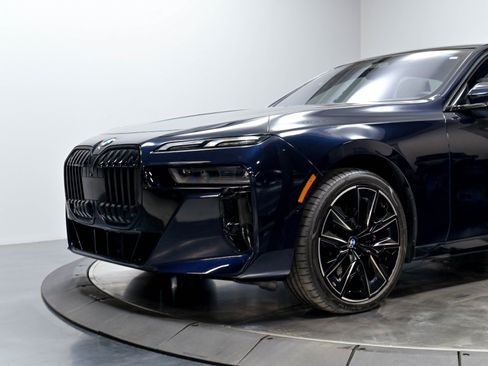 Used 2023 BMW 760i xDrive w/ Luxury Rear Seating Package AWD/4WD image 4