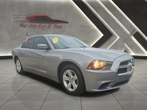 Used 2014 Dodge Charger SE w/ Connectivity Group image 3