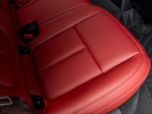 Certified 2025 Porsche Macan image 37