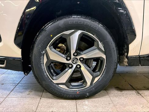 Used 2023 Toyota RAV4 SE image 7