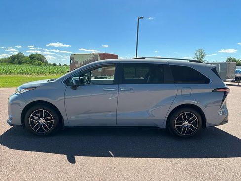 Used 2023 Toyota Sienna XSE AWD/4WD image 36
