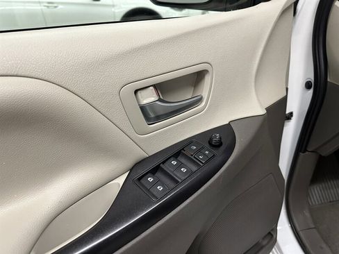 Used 2020 Toyota Sienna LE image 26