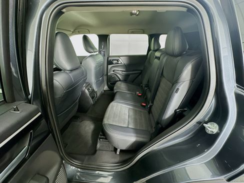 Used 2025 Mitsubishi Outlander SE image 29