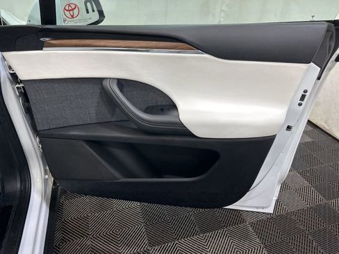 Used 2022 Tesla Model X image 11