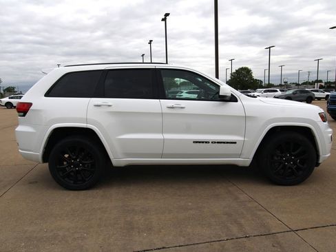 Used 2017 Jeep Grand Cherokee Altitude AWD/4WD image 4