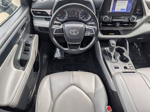 Used 2023 Toyota Highlander XLE image 12