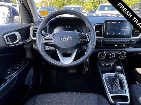 Used 2023 Hyundai Venue SE FWD image 11