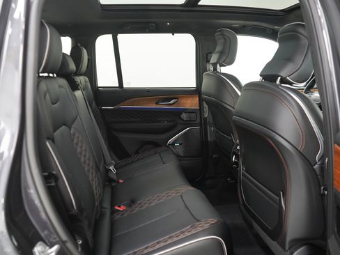 Used 2025 Jeep Grand Cherokee Summit AWD/4WD image 12