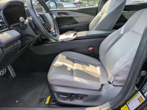 Used 2025 Toyota Camry SE w/ Convenience Package AWD/4WD image 13