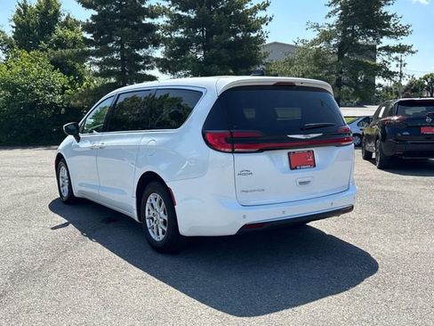 Used 2023 Chrysler Pacifica Touring-L FWD image 6