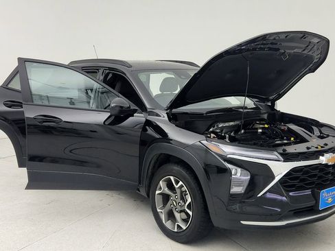 Used 2025 Chevrolet Trax LT FWD image 10