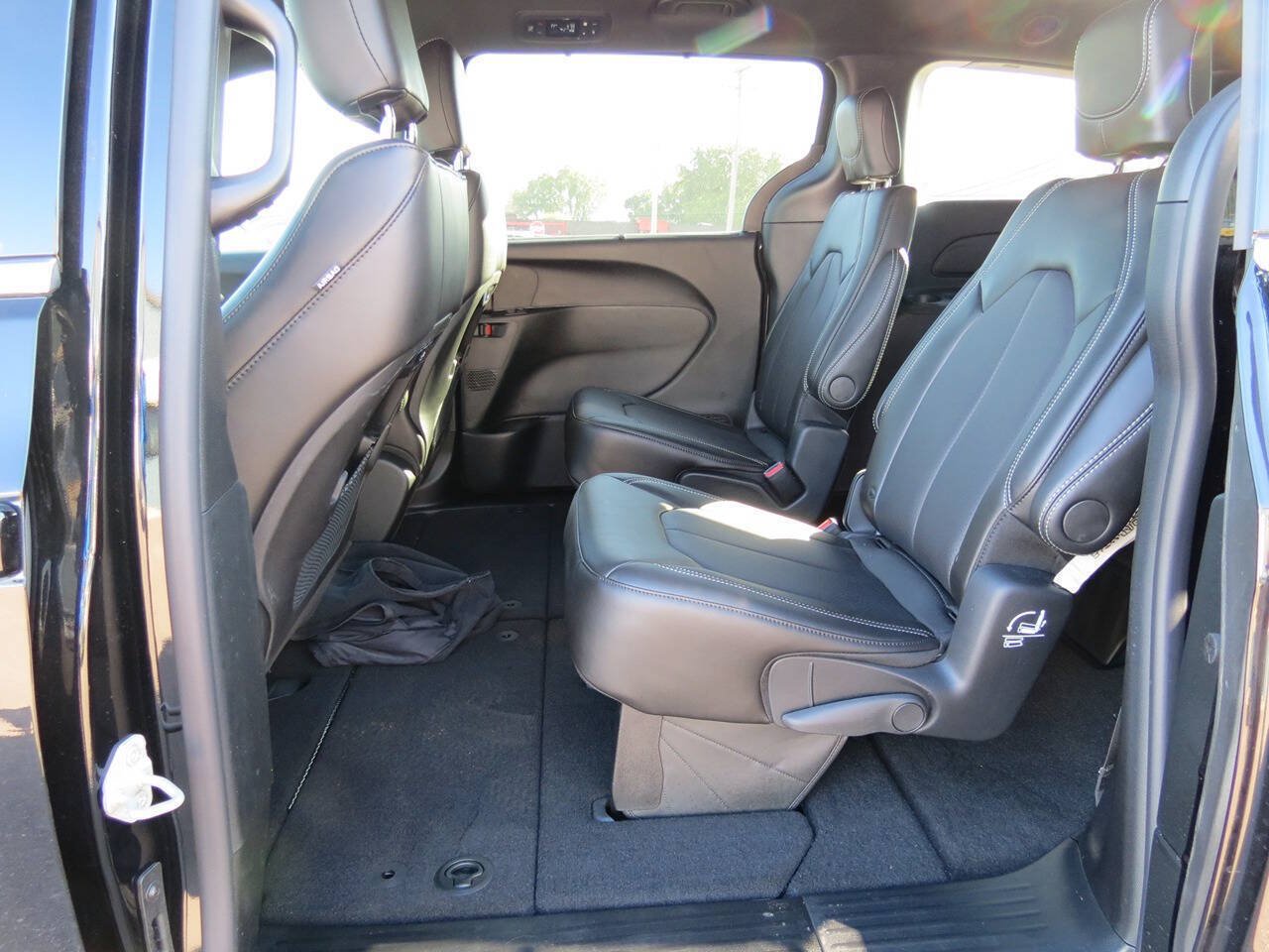 Used 2027 Chrysler Pacifica Select FWD image 14
