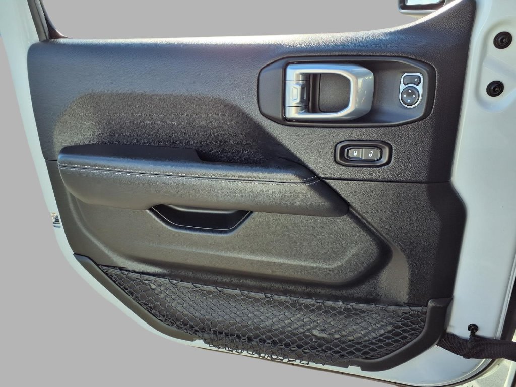 Used 2018 Jeep Wrangler Unlimited Sahara AWD/4WD image 18
