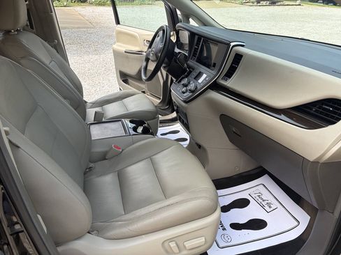 Used 2017 Toyota Sienna XLE Premium FWD image 10