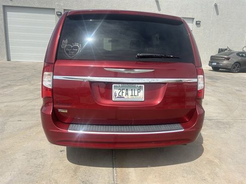 Used 2016 Chrysler Town & Country Touring image 6