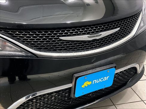 Used 2020 Chrysler Pacifica Touring-L image 30
