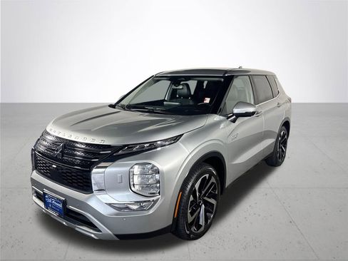 Used 2024 Mitsubishi Outlander SE image 2