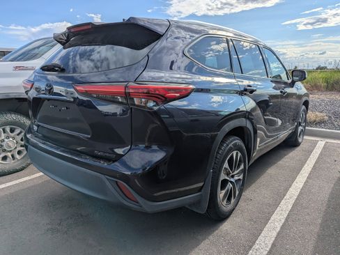 Used 2021 Toyota Highlander XLE AWD/4WD image 4