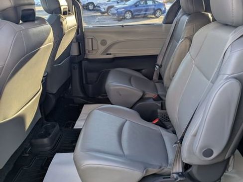 Used 2021 Toyota Sienna XLE w/ XLE Plus Package image 18