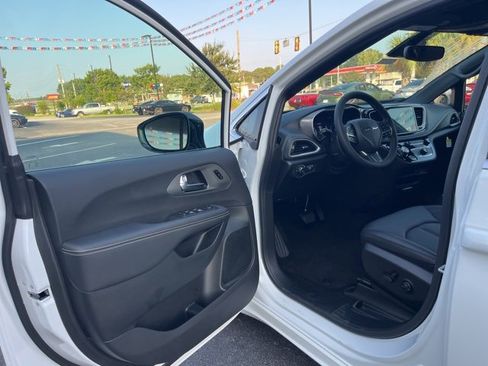 New 2026 Chrysler Pacifica Select image 4