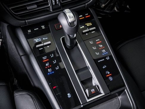 Certified 2026 Porsche Macan AWD/4WD image 24