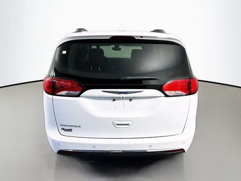Used 2018 Chrysler Pacifica Touring-L FWD image 6