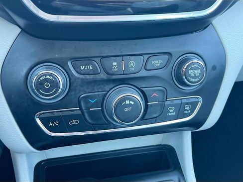 Used 2021 Jeep Cherokee Latitude Plus FWD image 15