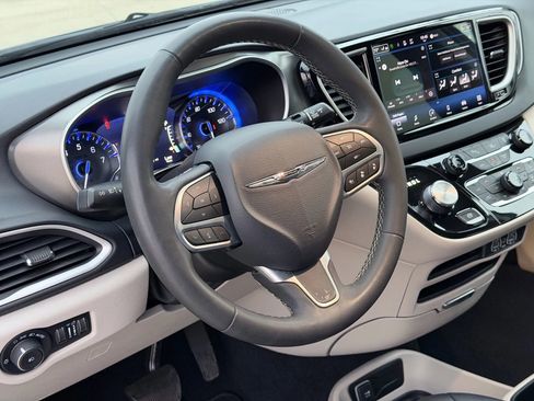 Used 2023 Chrysler Pacifica Touring-L image 58