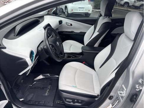 Used 2019 Toyota Prius XLE w/ Carpet Mat Package FWD image 7