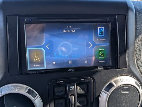 Used 2015 Jeep Wrangler Unlimited Rubicon image 17