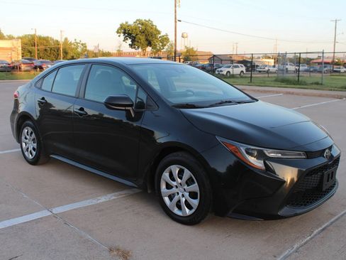 Used 2022 Toyota Corolla LE FWD image 2