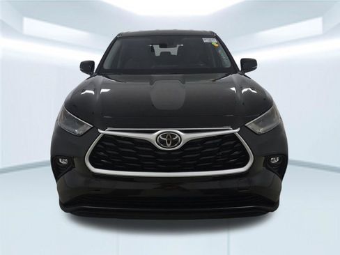 Used 2022 Toyota Highlander LE FWD image 14