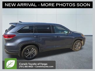 Used 2019 Toyota Highlander XLE AWD/4WD video 1