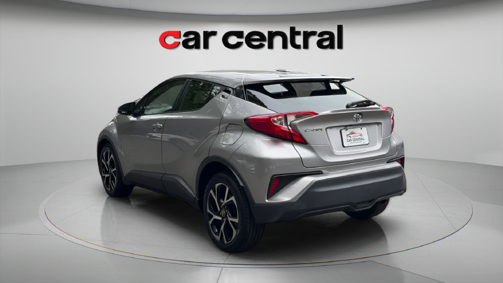 Used 2019 Toyota C-HR XLE FWD image 3