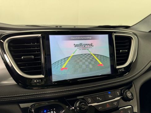 Used 2025 Chrysler Pacifica Limited image 19