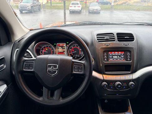 Used 2019 Dodge Journey SE w/ Blacktop Package image 2