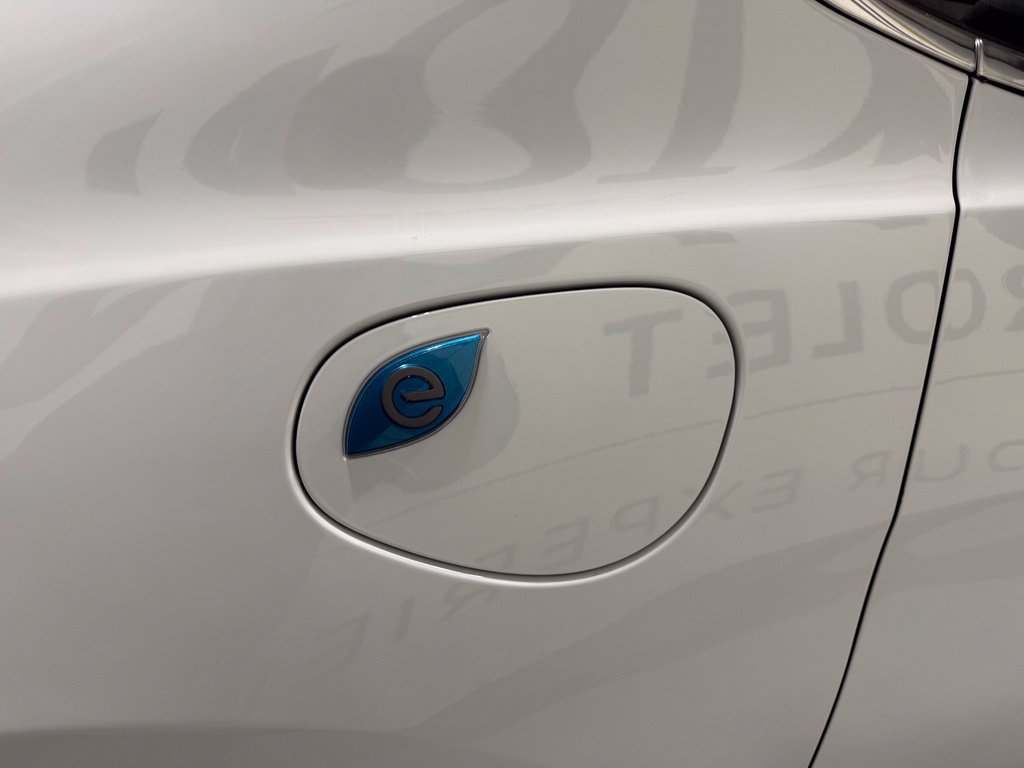 Used 2023 Chrysler Pacifica Touring-L FWD image 4