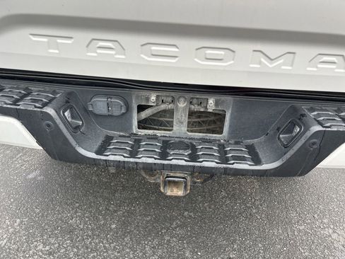 Used 2017 Toyota Tacoma TRD Sport AWD/4WD image 17