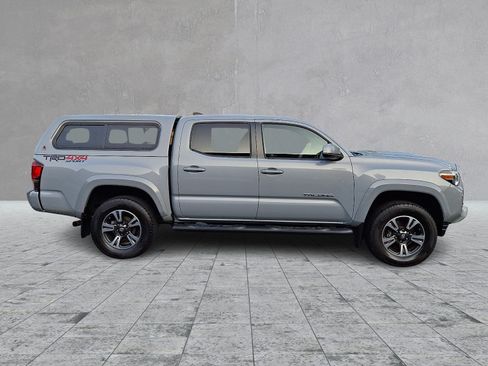 Used 2018 Toyota Tacoma TRD Sport AWD/4WD image 7