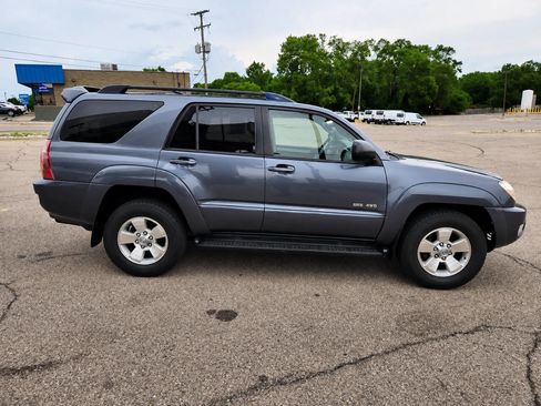 Used 2005 Toyota 4Runner SR5 AWD/4WD image 3