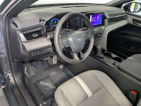 Used 2025 Toyota Camry SE FWD image 11