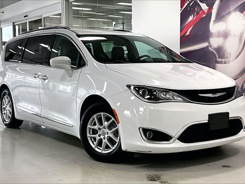 Used 2020 Chrysler Pacifica Touring-L image 19