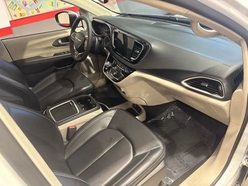 Used 2023 Chrysler Pacifica Touring-L FWD image 94